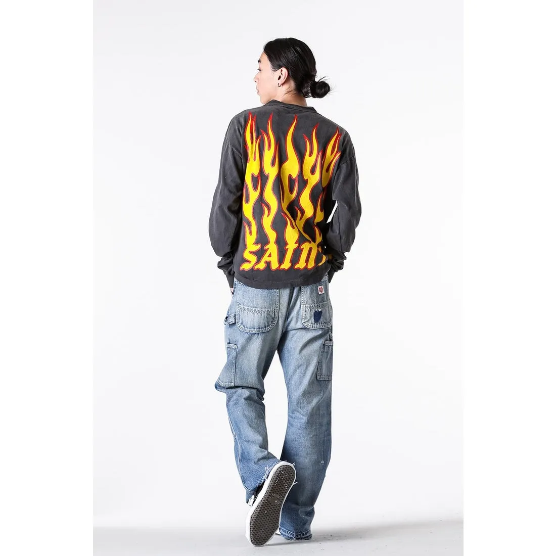 SAINT Mxxxxxx LS TEE/SOUL ON FIRE/BLK Soul flame/flame long sleeves, washed black S-XL, look for cylindrical fabrics with no side seams, don’t buy open ones anymore, boring Assute ready-made garments dyed, sprayed the whole thing with horse-hair spray, and then sprayed again to fade the color, the collar and cuffs are frayed, many places are torn, super large printing position, very difficult to print, complete accessories, with little angel anti-counterfeiting label